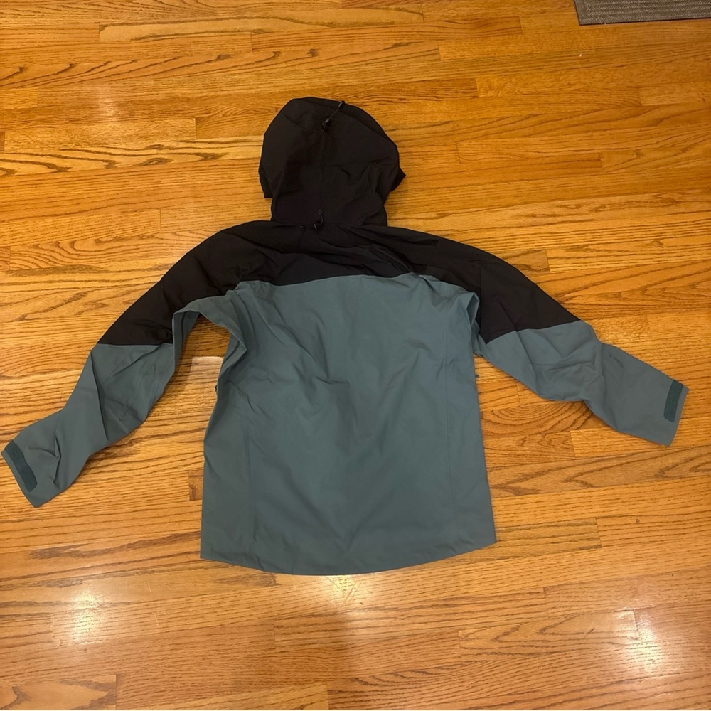 Arc'teryx Green and Black Raincoat with High Collar - Picture 3 of 4